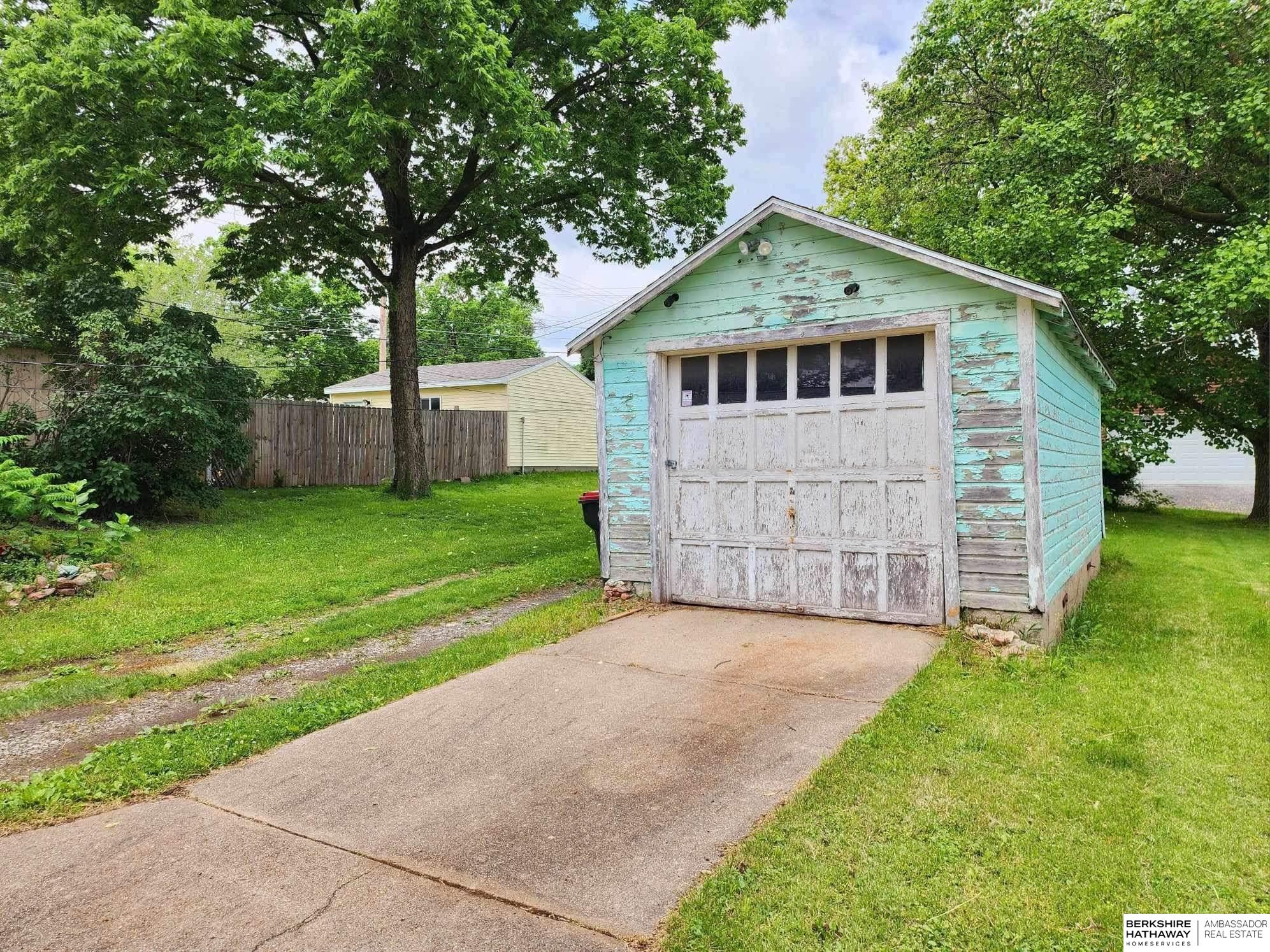 Beatrice, Nebraska 68310, United States, 2 Bedrooms Bedrooms, ,1 BathroomBathrooms,Residential,Pending,33640