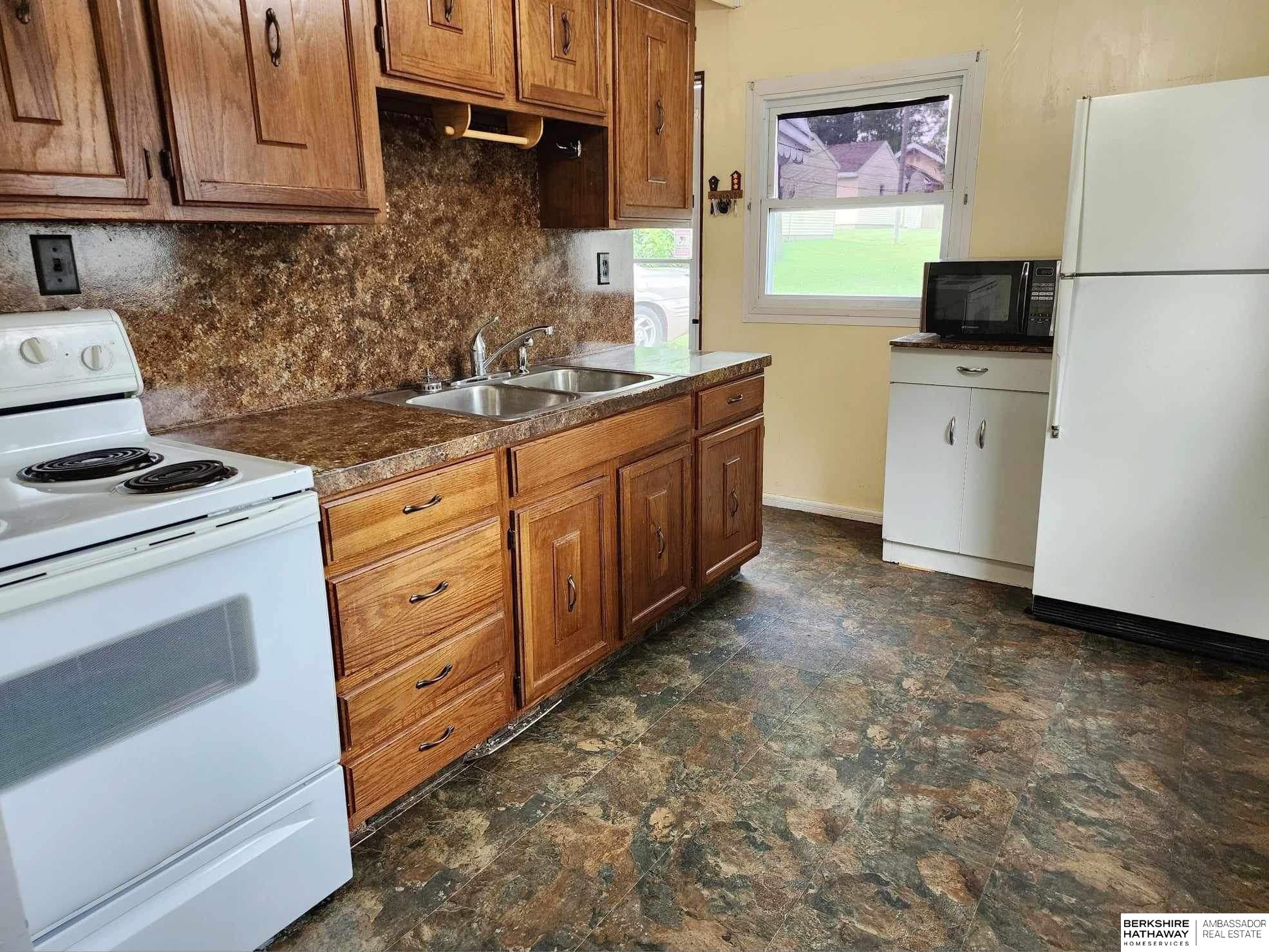 Beatrice, Nebraska 68310, United States, 2 Bedrooms Bedrooms, ,1 BathroomBathrooms,Residential,Pending,33640