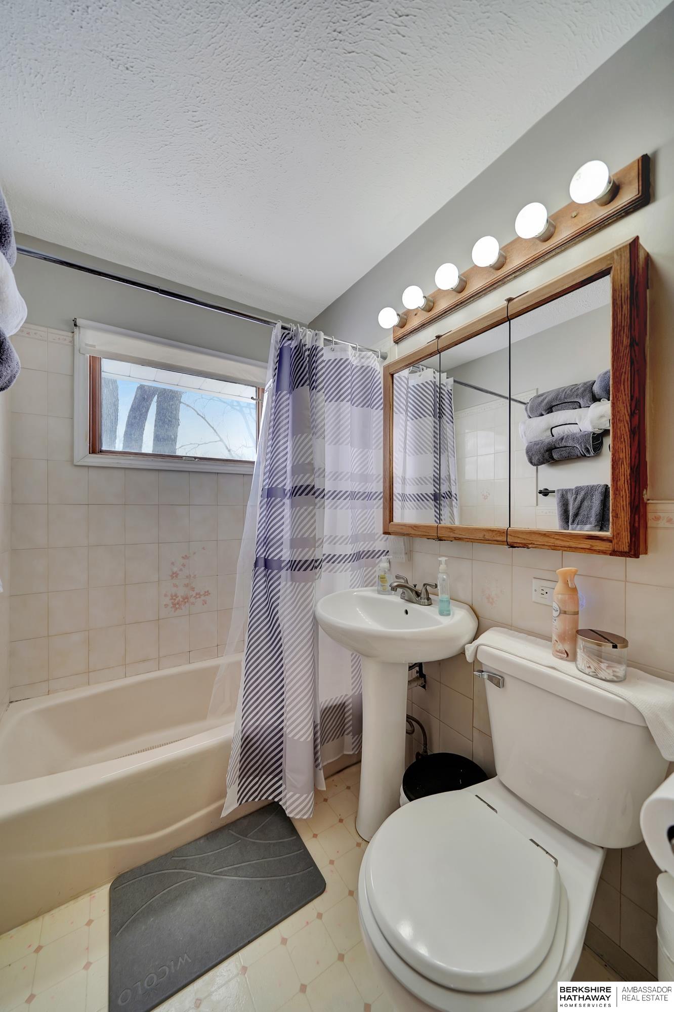 Lincoln, Nebraska 68507, United States, 2 Bedrooms Bedrooms, ,2 BathroomsBathrooms,Residential,Pending,78881