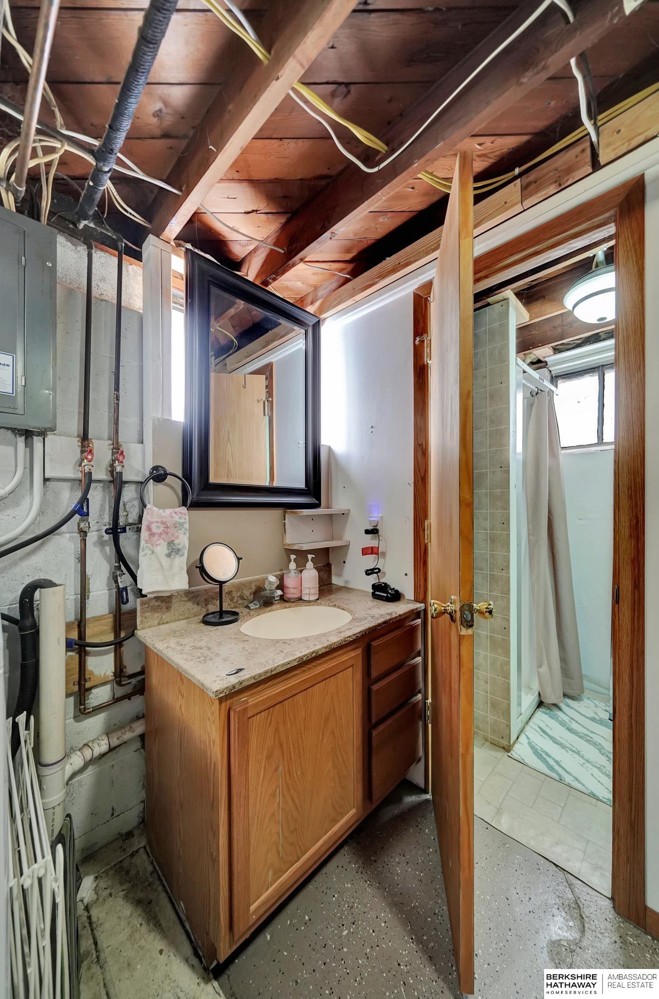 Lincoln, Nebraska 68507, United States, 2 Bedrooms Bedrooms, ,2 BathroomsBathrooms,Residential,Pending,78881