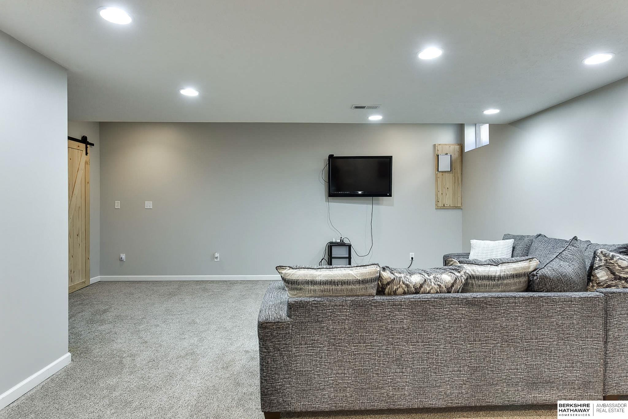 Omaha, Nebraska 68136, United States, 4 Bedrooms Bedrooms, ,3 BathroomsBathrooms,Residential,Pending,112106