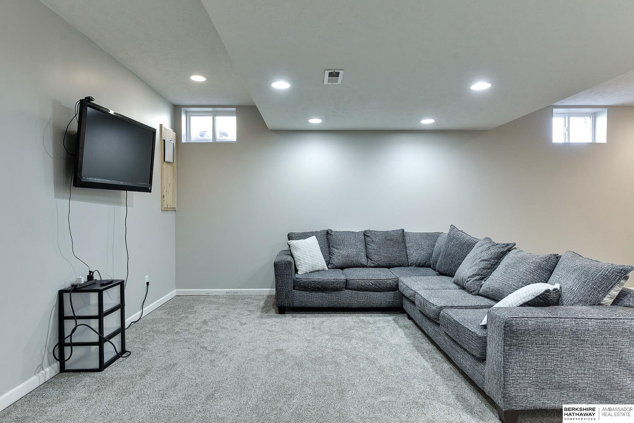 Omaha, Nebraska 68136, United States, 4 Bedrooms Bedrooms, ,3 BathroomsBathrooms,Residential,Pending,112106