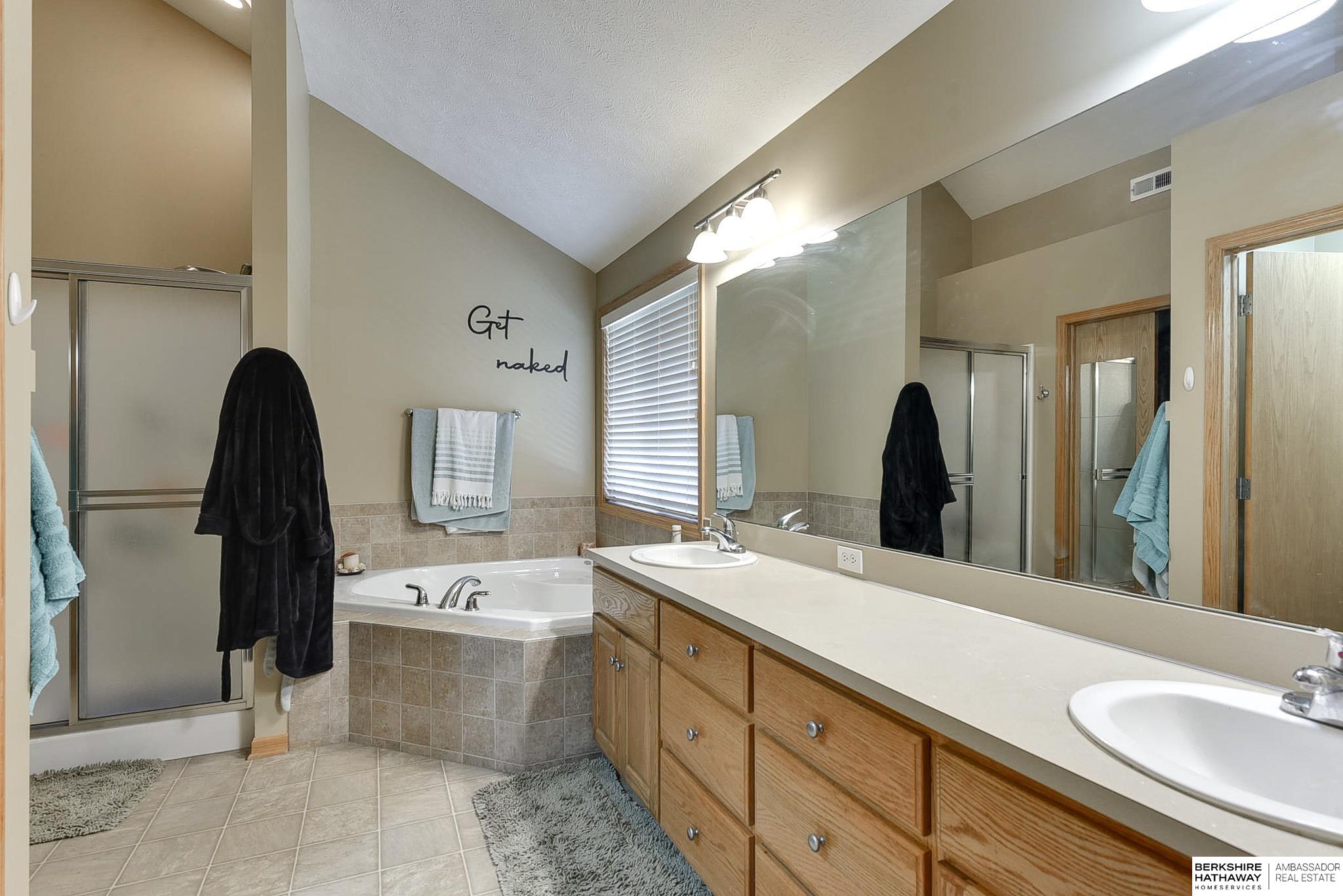 Omaha, Nebraska 68136, United States, 4 Bedrooms Bedrooms, ,3 BathroomsBathrooms,Residential,Pending,112106