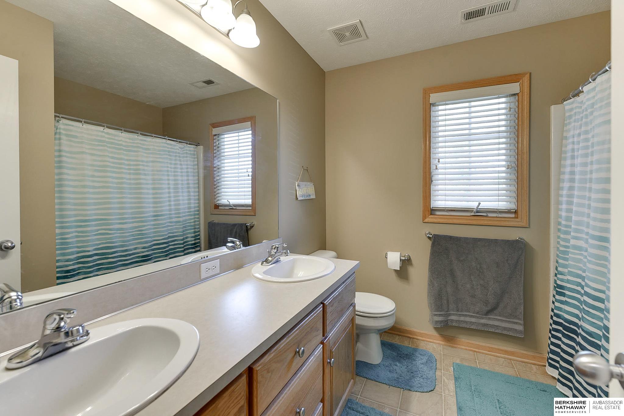 Omaha, Nebraska 68136, United States, 4 Bedrooms Bedrooms, ,3 BathroomsBathrooms,Residential,Pending,112106