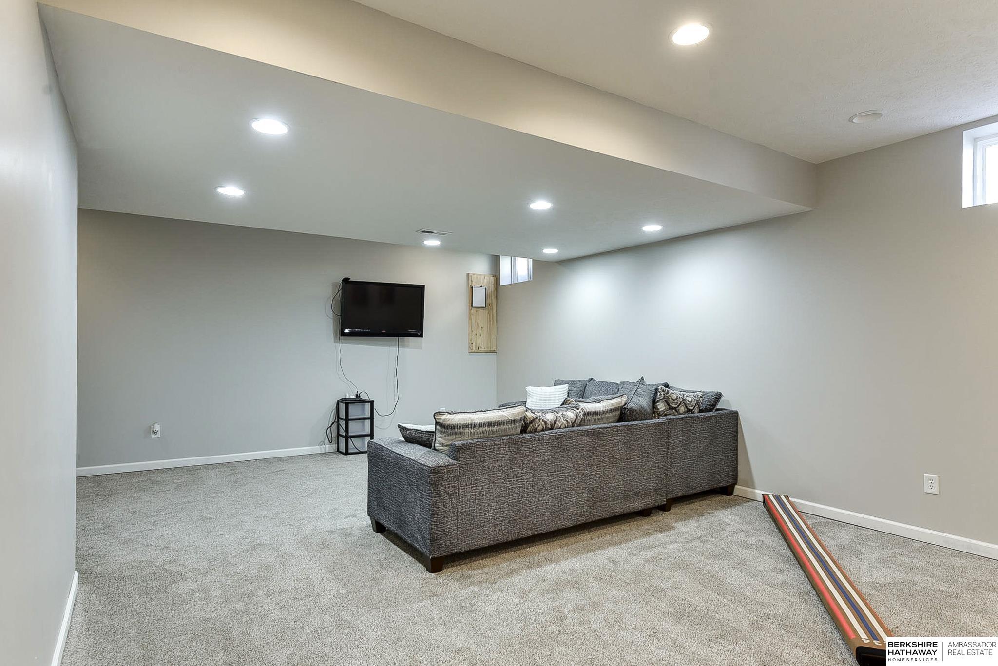 Omaha, Nebraska 68136, United States, 4 Bedrooms Bedrooms, ,3 BathroomsBathrooms,Residential,Pending,112106