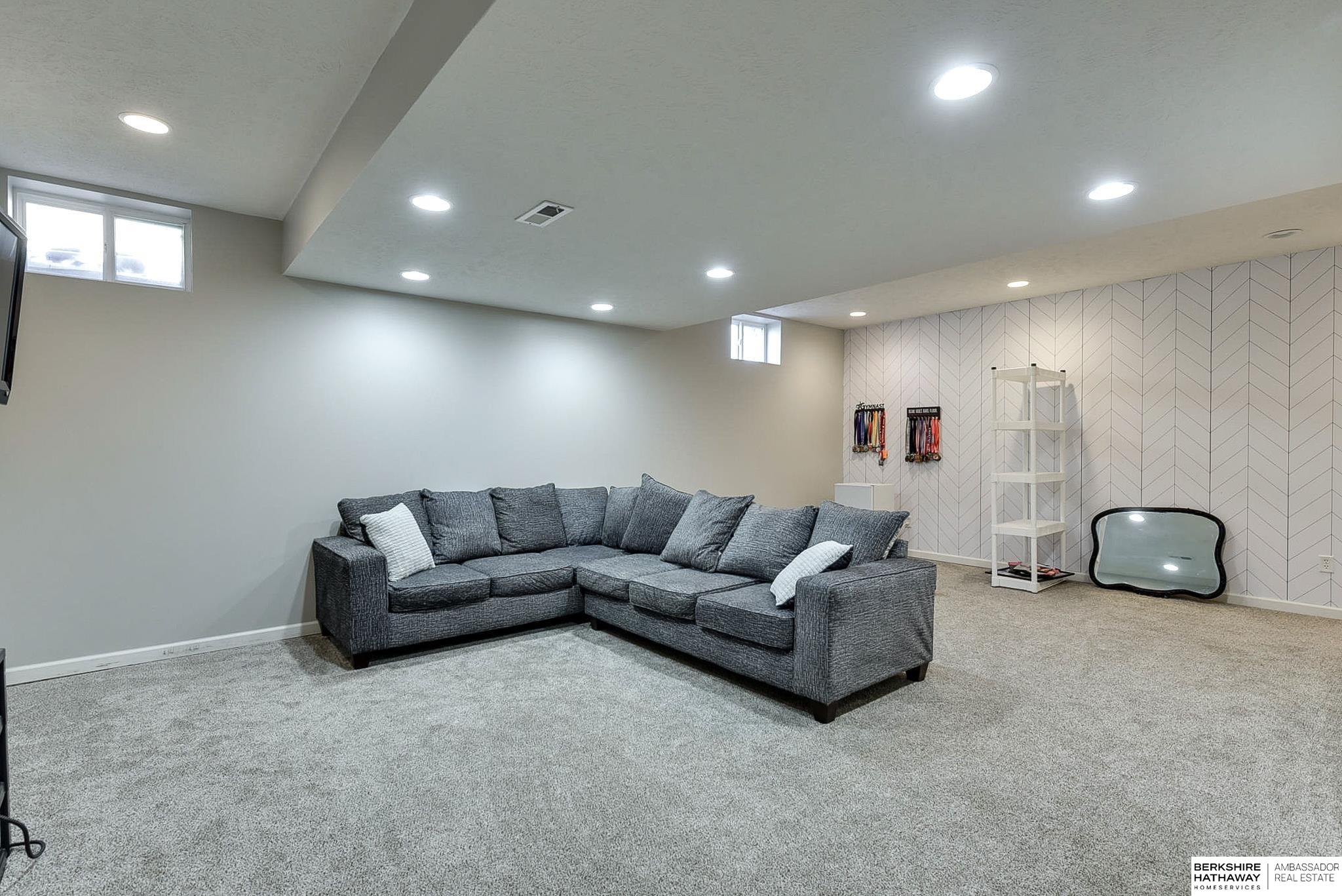 Omaha, Nebraska 68136, United States, 4 Bedrooms Bedrooms, ,3 BathroomsBathrooms,Residential,Pending,112106