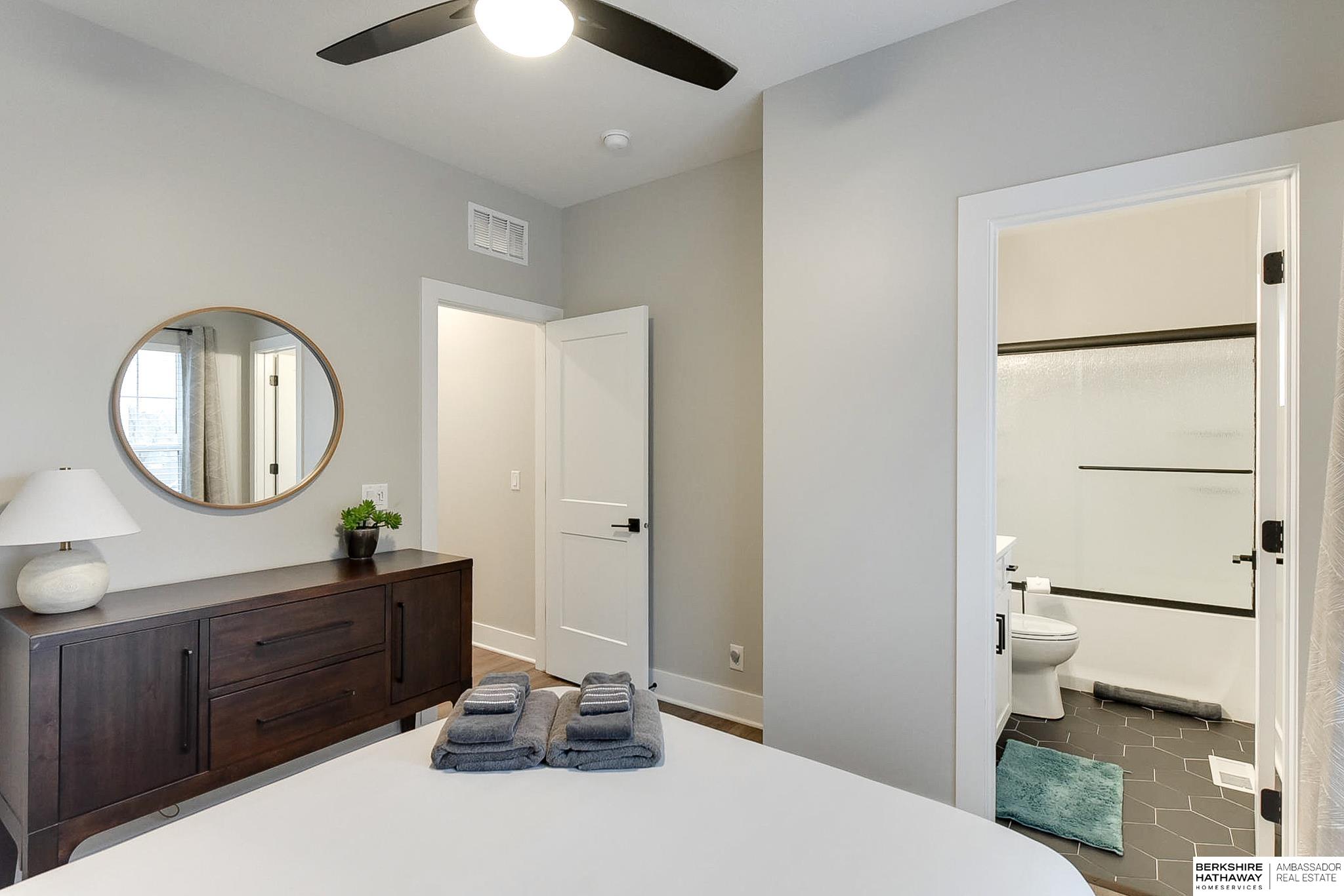 Omaha, Nebraska 68108, United States, 2 Bedrooms Bedrooms, ,3 BathroomsBathrooms,Residential,Pending,94881