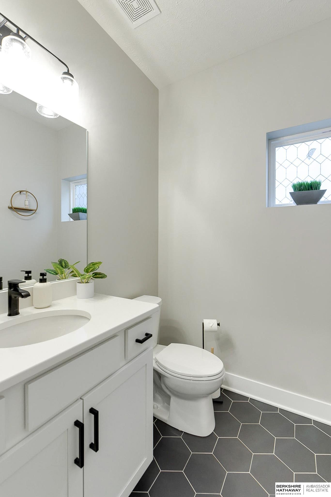 Omaha, Nebraska 68108, United States, 2 Bedrooms Bedrooms, ,3 BathroomsBathrooms,Residential,Pending,94881