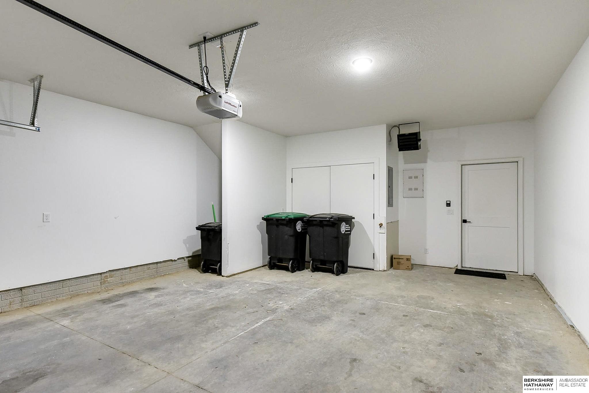 Omaha, Nebraska 68108, United States, 2 Bedrooms Bedrooms, ,3 BathroomsBathrooms,Residential,Pending,94881