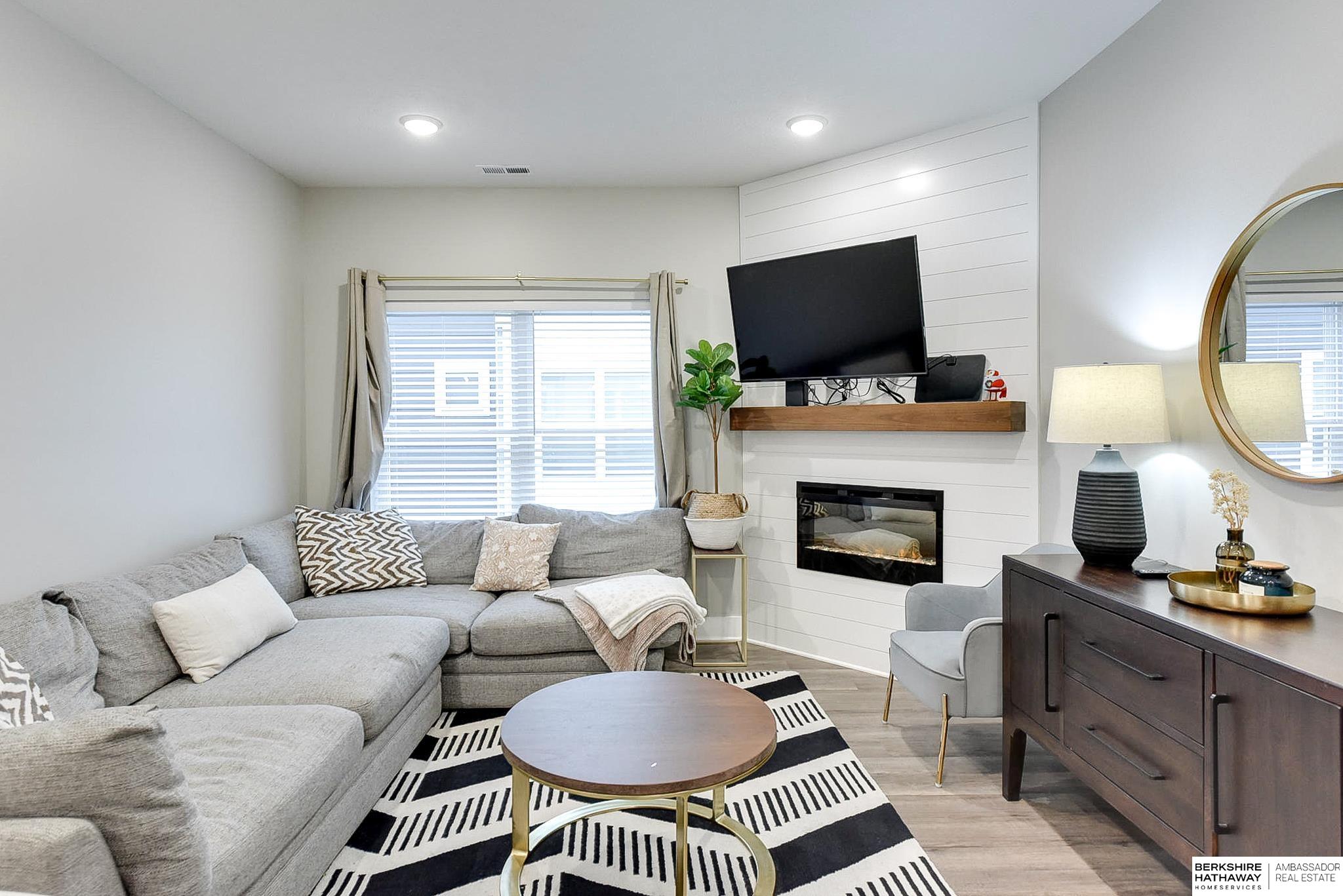 Omaha, Nebraska 68108, United States, 2 Bedrooms Bedrooms, ,3 BathroomsBathrooms,Residential,Pending,94881