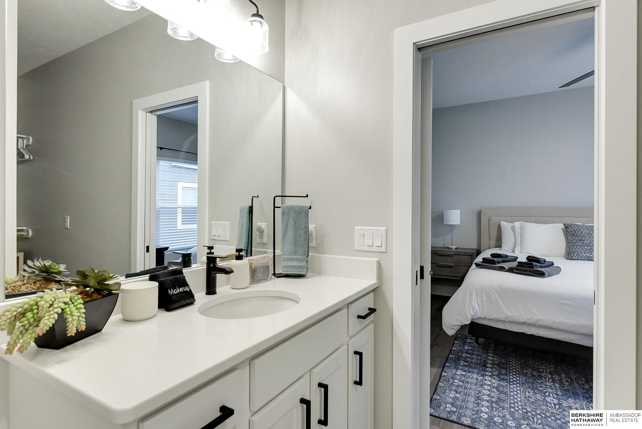 Omaha, Nebraska 68108, United States, 2 Bedrooms Bedrooms, ,3 BathroomsBathrooms,Residential,Pending,94881