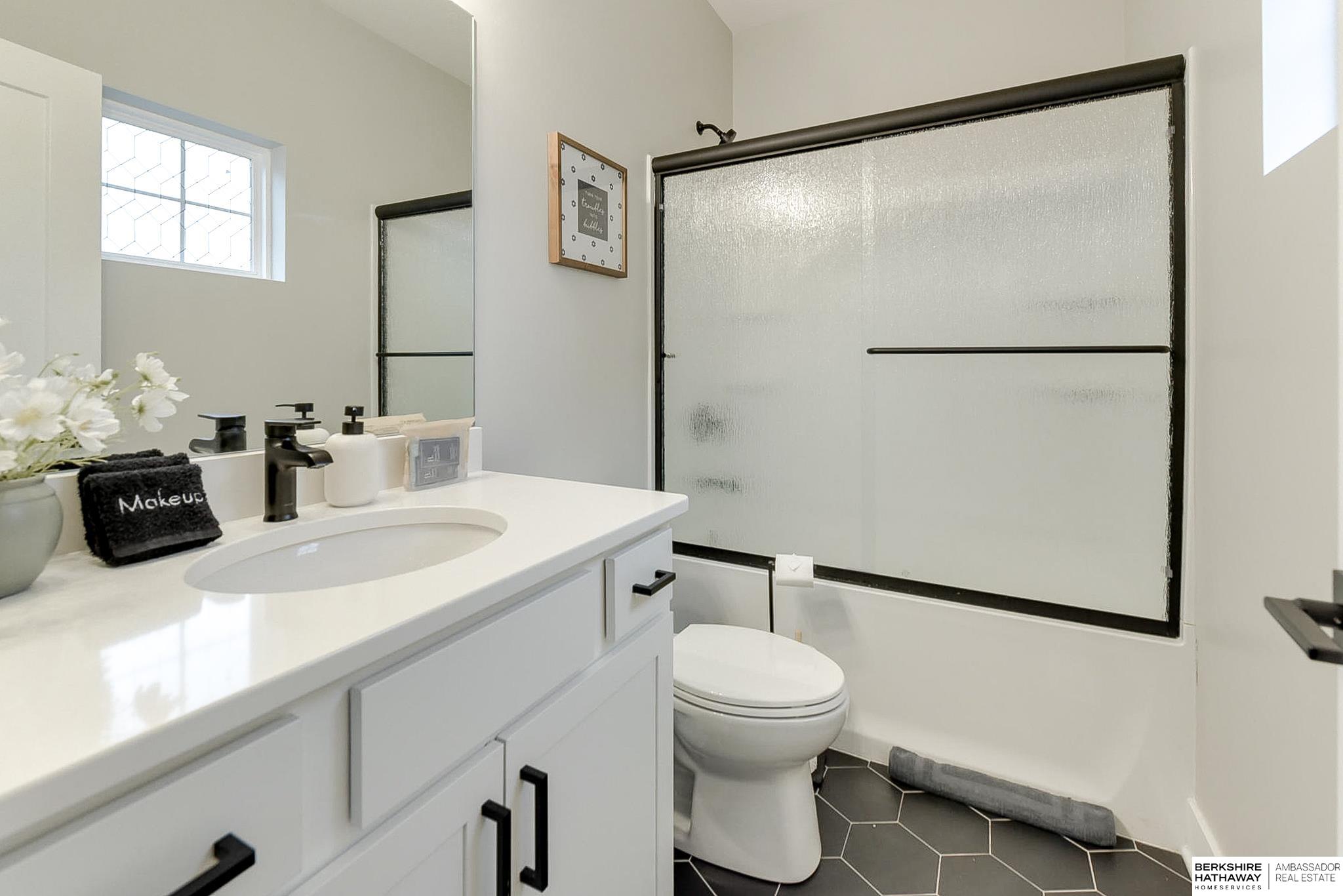 Omaha, Nebraska 68108, United States, 2 Bedrooms Bedrooms, ,3 BathroomsBathrooms,Residential,Pending,94881