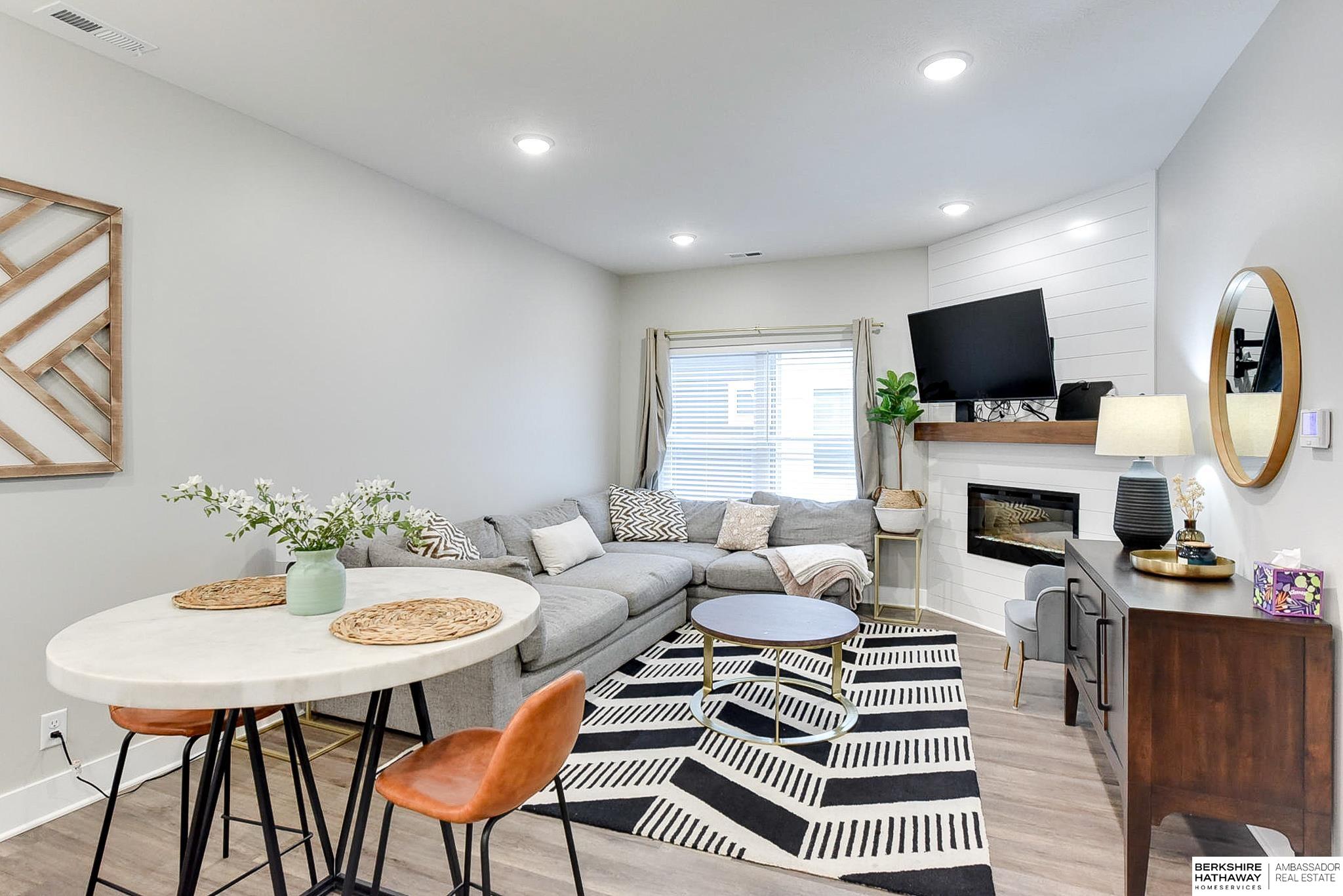 Omaha, Nebraska 68108, United States, 2 Bedrooms Bedrooms, ,3 BathroomsBathrooms,Residential,Pending,94881