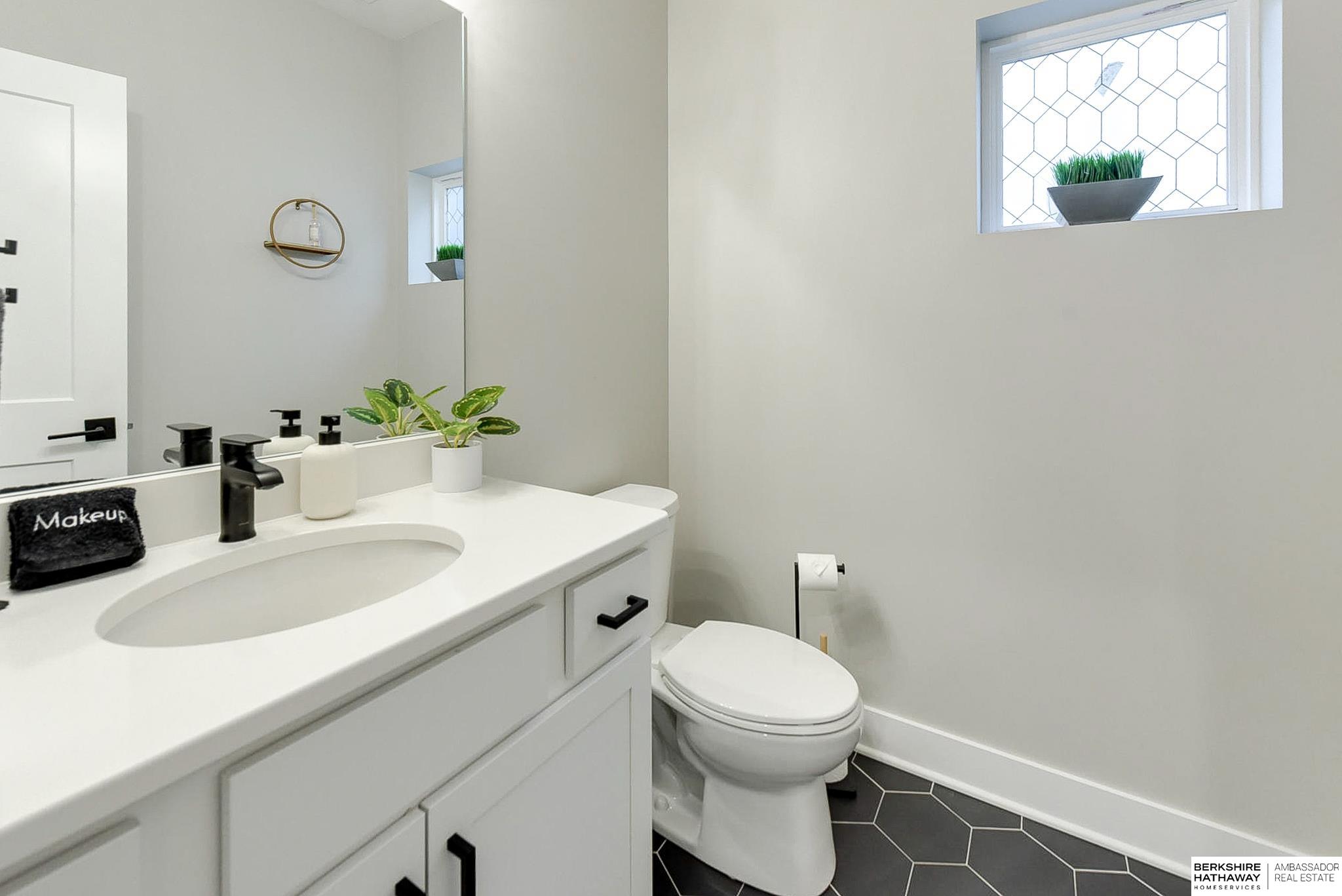 Omaha, Nebraska 68108, United States, 2 Bedrooms Bedrooms, ,3 BathroomsBathrooms,Residential,Pending,94881