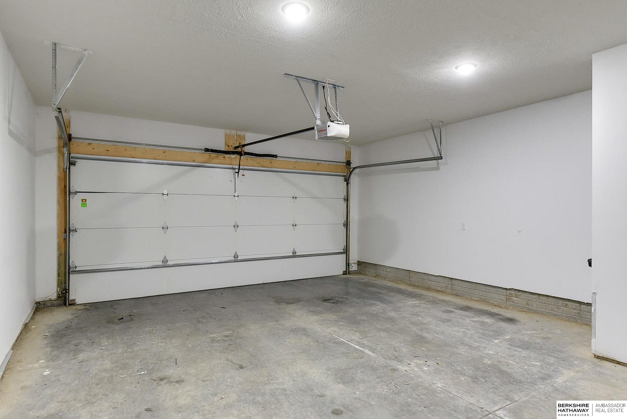 Omaha, Nebraska 68108, United States, 2 Bedrooms Bedrooms, ,3 BathroomsBathrooms,Residential,Pending,94881