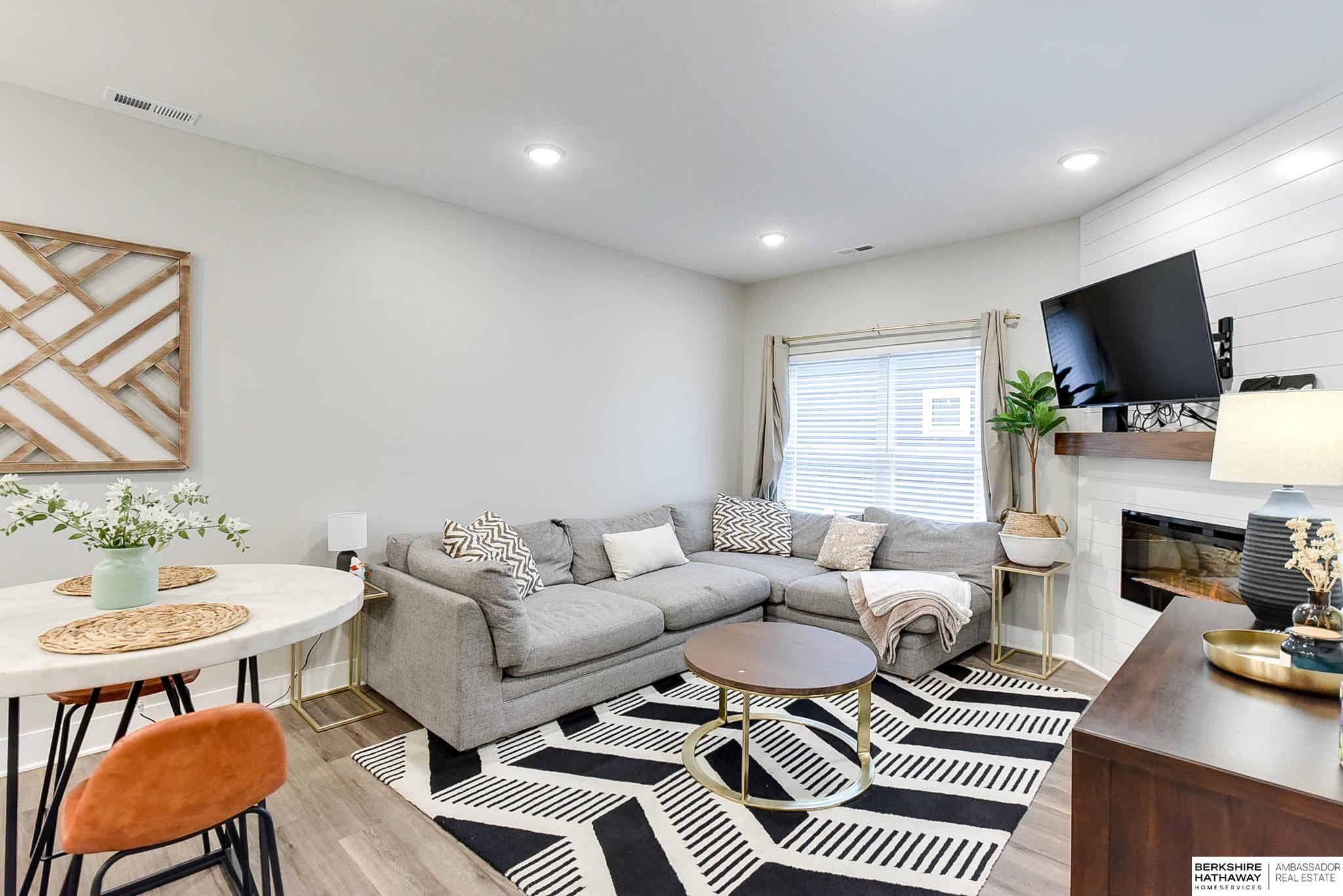 Omaha, Nebraska 68108, United States, 2 Bedrooms Bedrooms, ,3 BathroomsBathrooms,Residential,Pending,94881