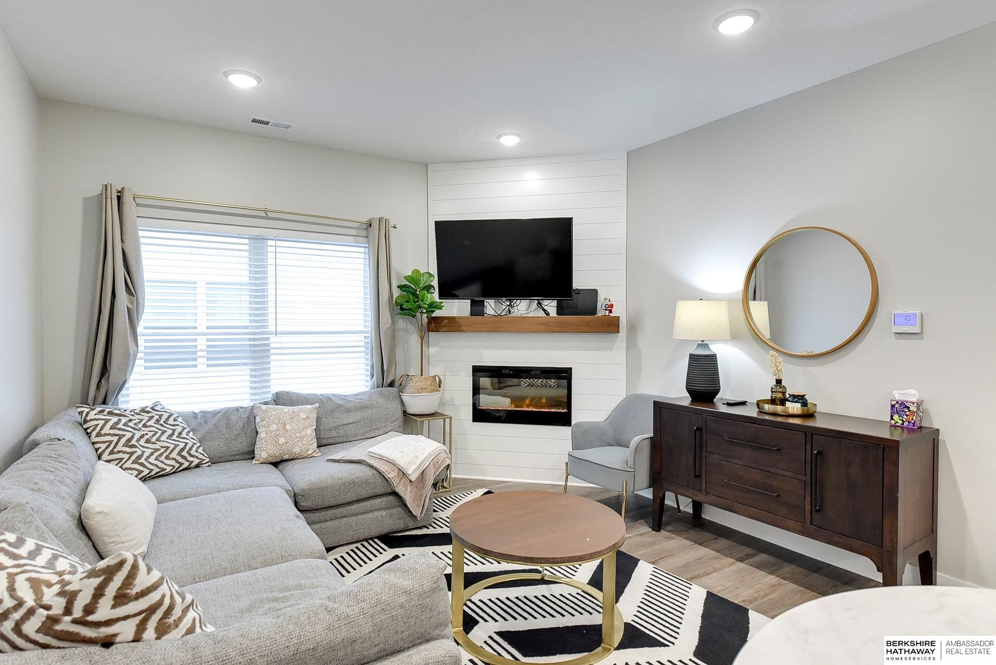 Omaha, Nebraska 68108, United States, 2 Bedrooms Bedrooms, ,3 BathroomsBathrooms,Residential,Pending,94881