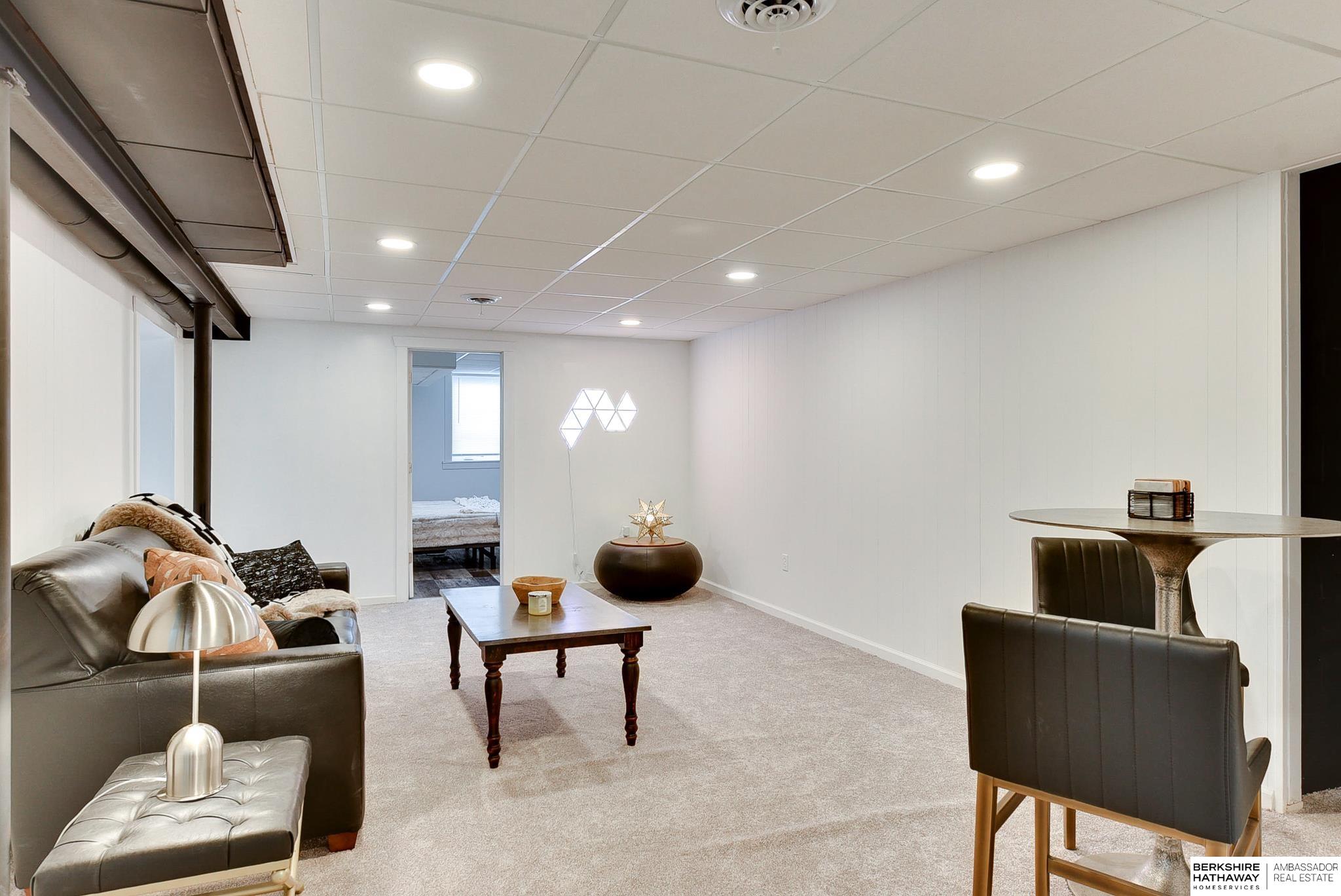 Omaha, Nebraska 68106, United States, 4 Bedrooms Bedrooms, ,3 BathroomsBathrooms,Residential,Pending,103089