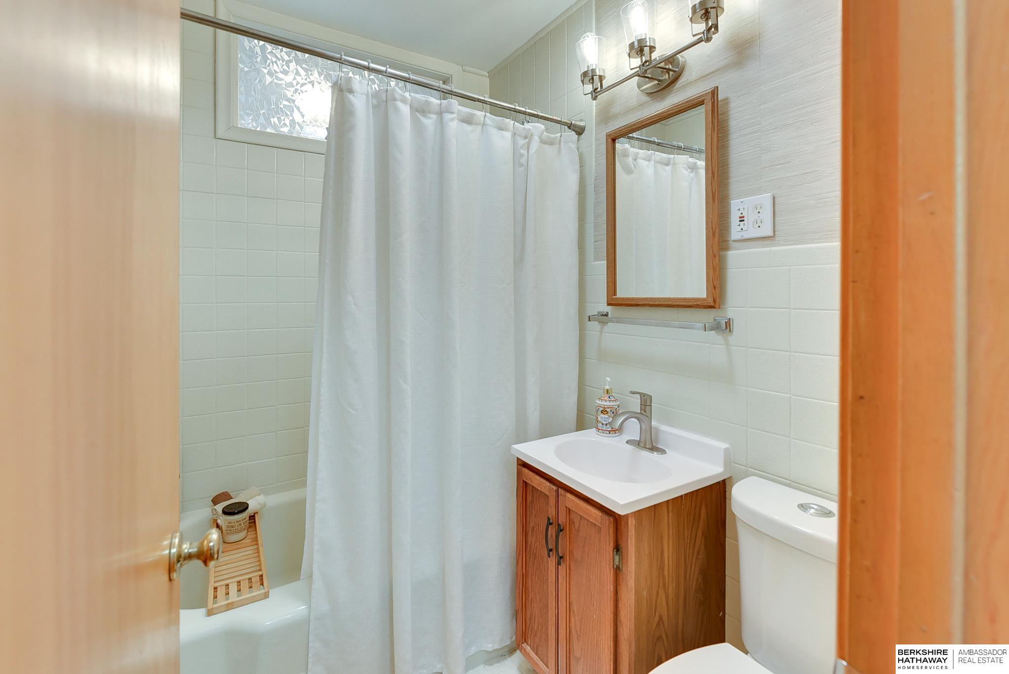 Omaha, Nebraska 68106, United States, 4 Bedrooms Bedrooms, ,3 BathroomsBathrooms,Residential,Pending,103089