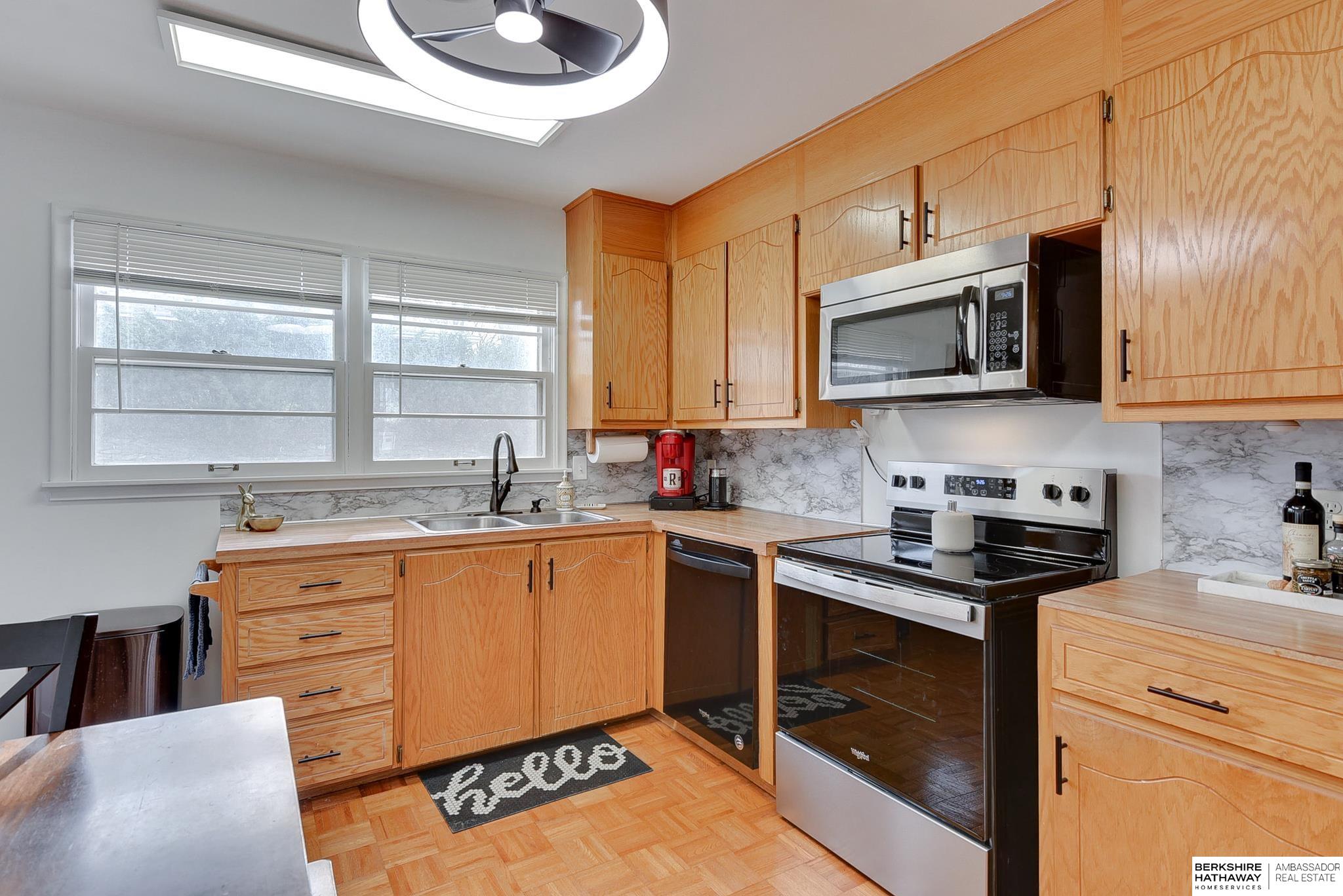 Omaha, Nebraska 68106, United States, 4 Bedrooms Bedrooms, ,3 BathroomsBathrooms,Residential,Pending,103089