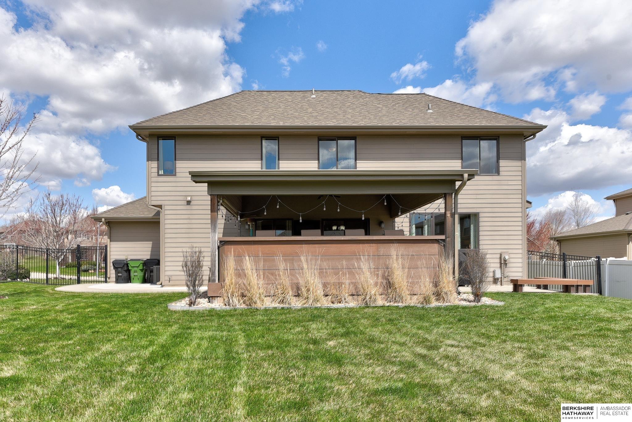 Omaha, Nebraska 68135, United States, 4 Bedrooms Bedrooms, ,3 BathroomsBathrooms,Residential,Pending,107959