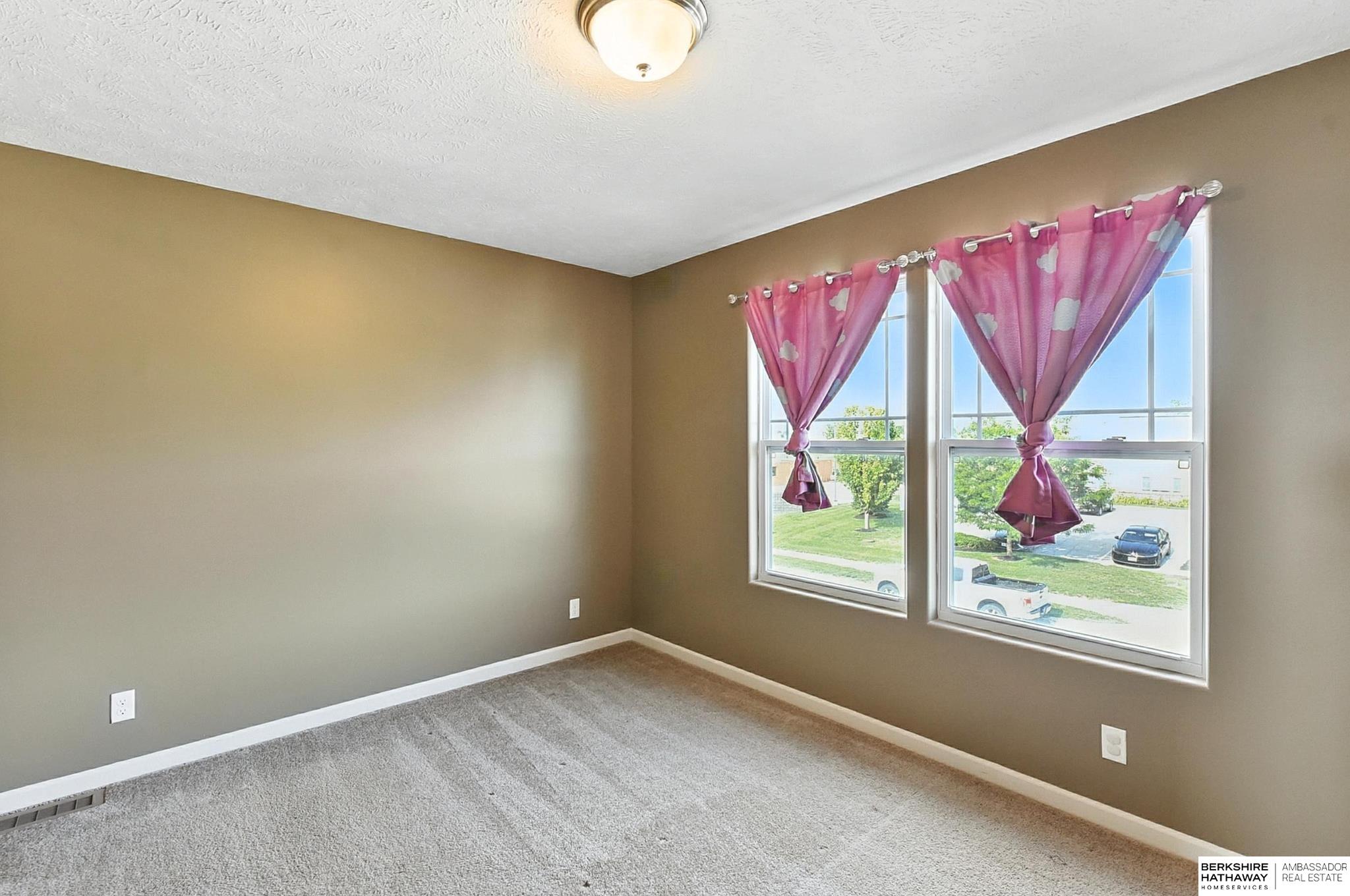 Omaha, Nebraska 68136, United States, 5 Bedrooms Bedrooms, ,3 BathroomsBathrooms,Residential,Pending,167734