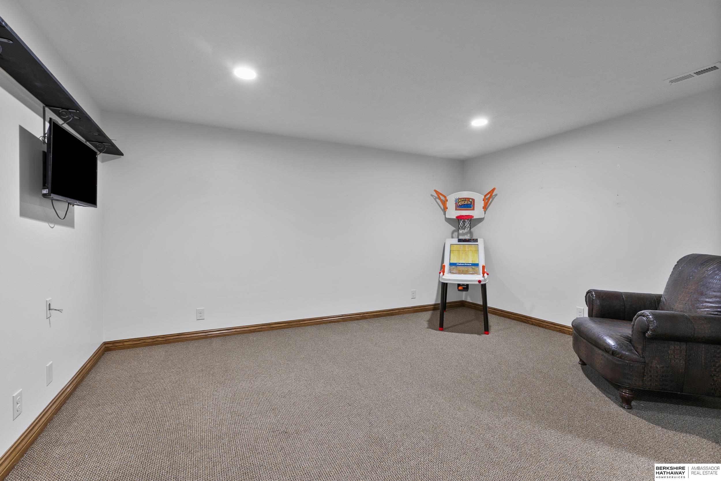 Lincoln, Nebraska 68526, United States, 4 Bedrooms Bedrooms, ,4 BathroomsBathrooms,Residential,Active,217222