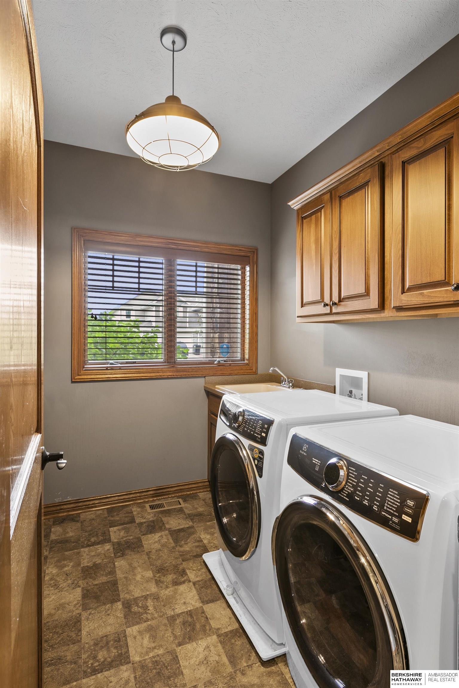 Lincoln, Nebraska 68526, United States, 4 Bedrooms Bedrooms, ,4 BathroomsBathrooms,Residential,Active,217222