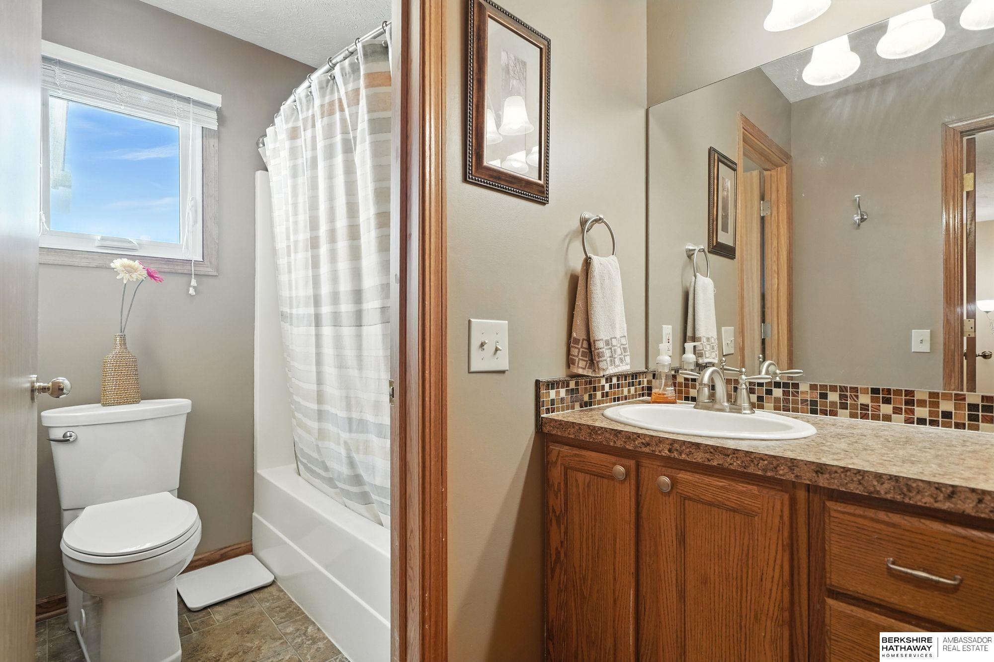 Lincoln, Nebraska 68528, United States, 2 Bedrooms Bedrooms, ,2 BathroomsBathrooms,Residential,Pending,224602