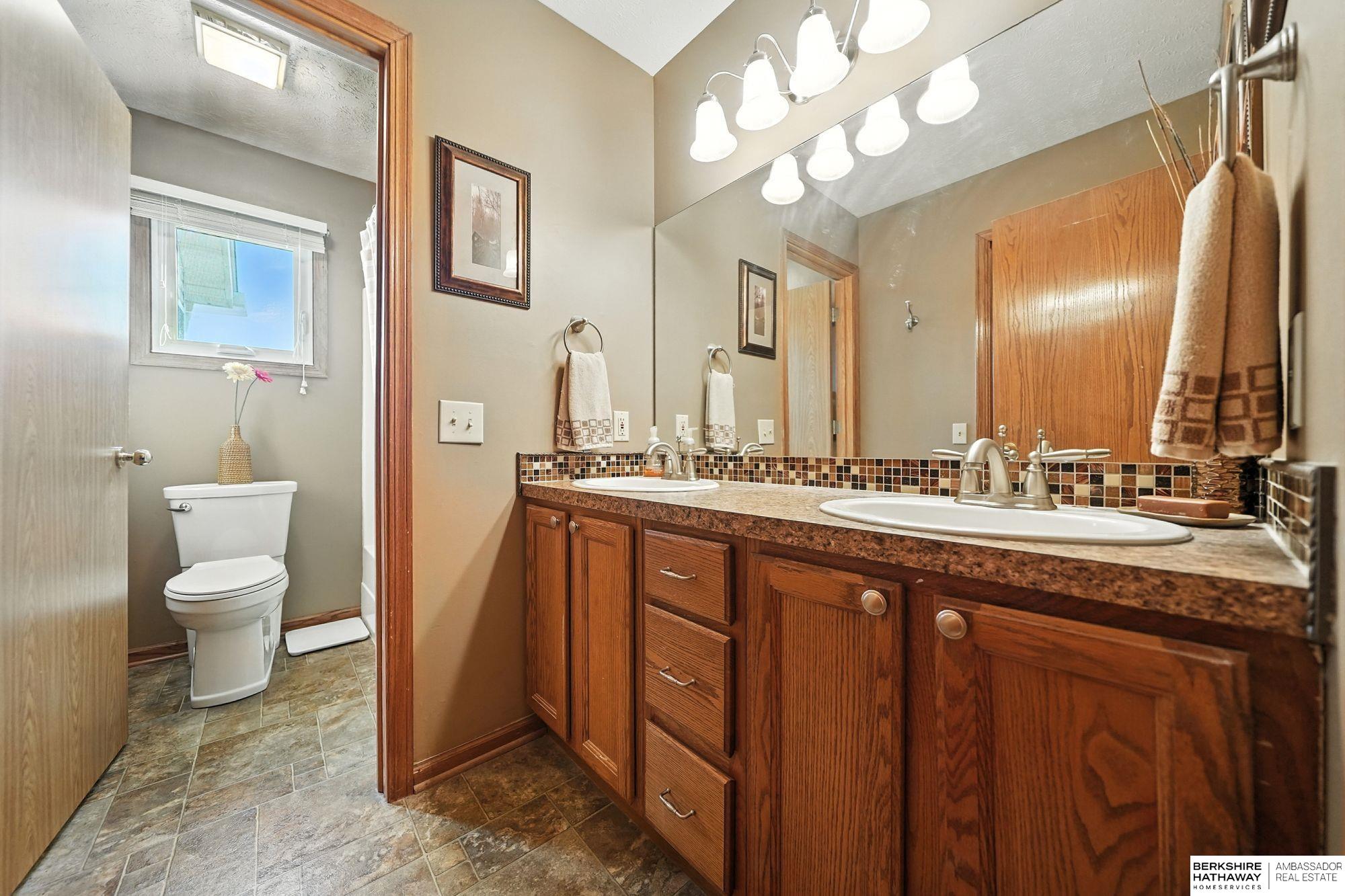 Lincoln, Nebraska 68528, United States, 2 Bedrooms Bedrooms, ,2 BathroomsBathrooms,Residential,Pending,224602