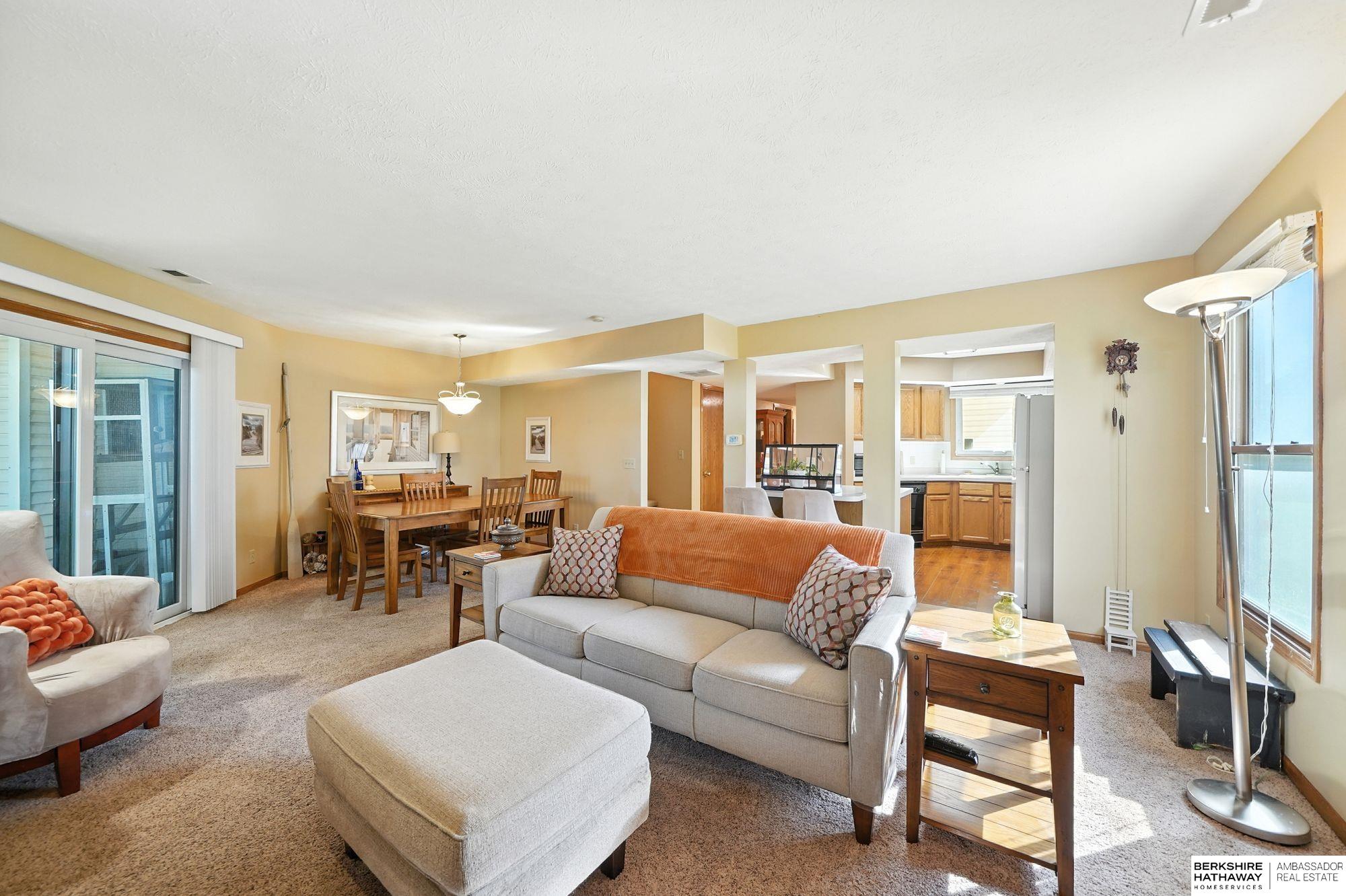 Lincoln, Nebraska 68528, United States, 2 Bedrooms Bedrooms, ,2 BathroomsBathrooms,Residential,Pending,224602