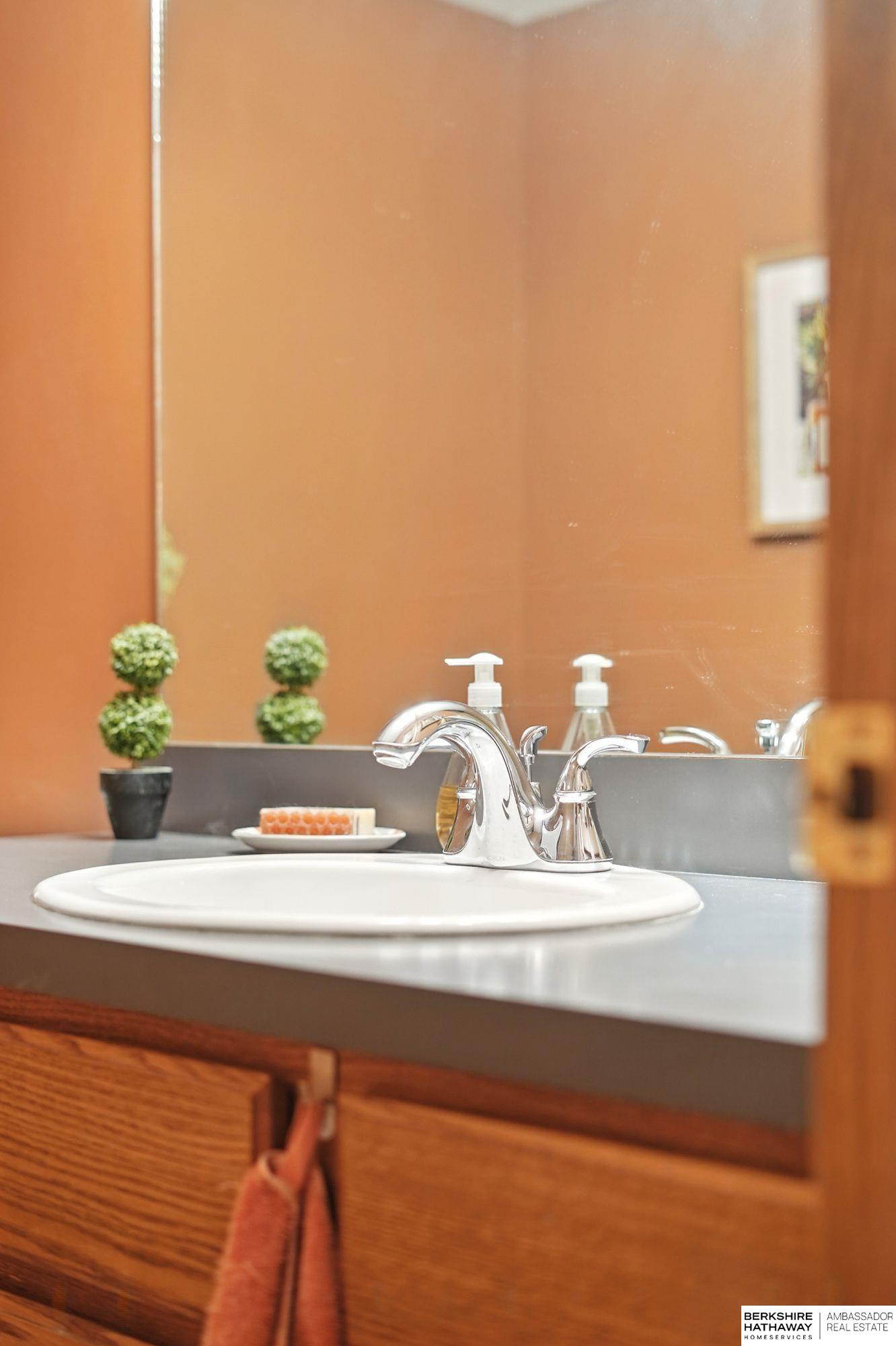 Lincoln, Nebraska 68528, United States, 2 Bedrooms Bedrooms, ,2 BathroomsBathrooms,Residential,Pending,224602