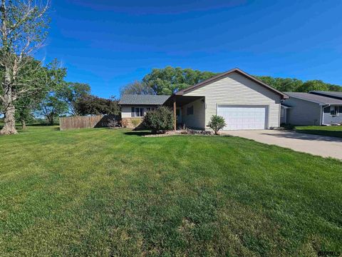 Photo of 120 Crooked Creek Circle, Clay Center, NE 68933 (MLS # 22614084)