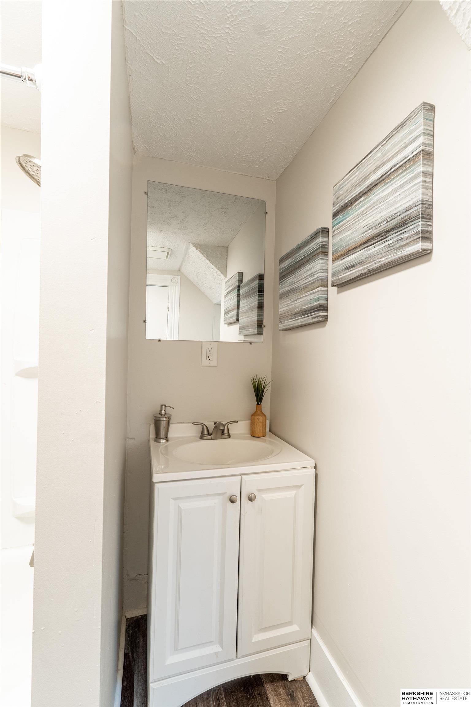 Omaha, Nebraska 68111, United States, 3 Bedrooms Bedrooms, ,2 BathroomsBathrooms,Residential,Pending,145240