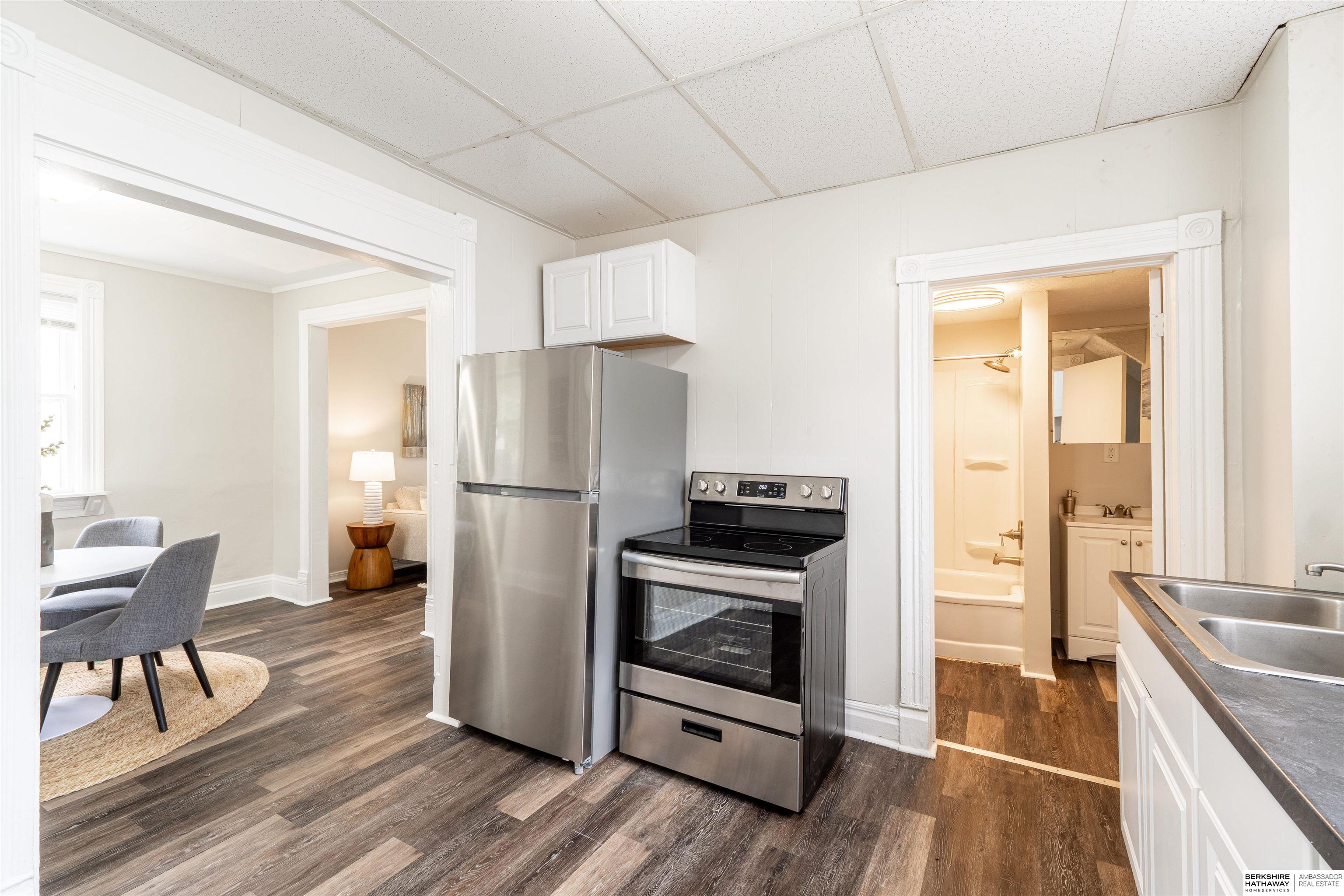 Omaha, Nebraska 68111, United States, 3 Bedrooms Bedrooms, ,2 BathroomsBathrooms,Residential,Pending,145240