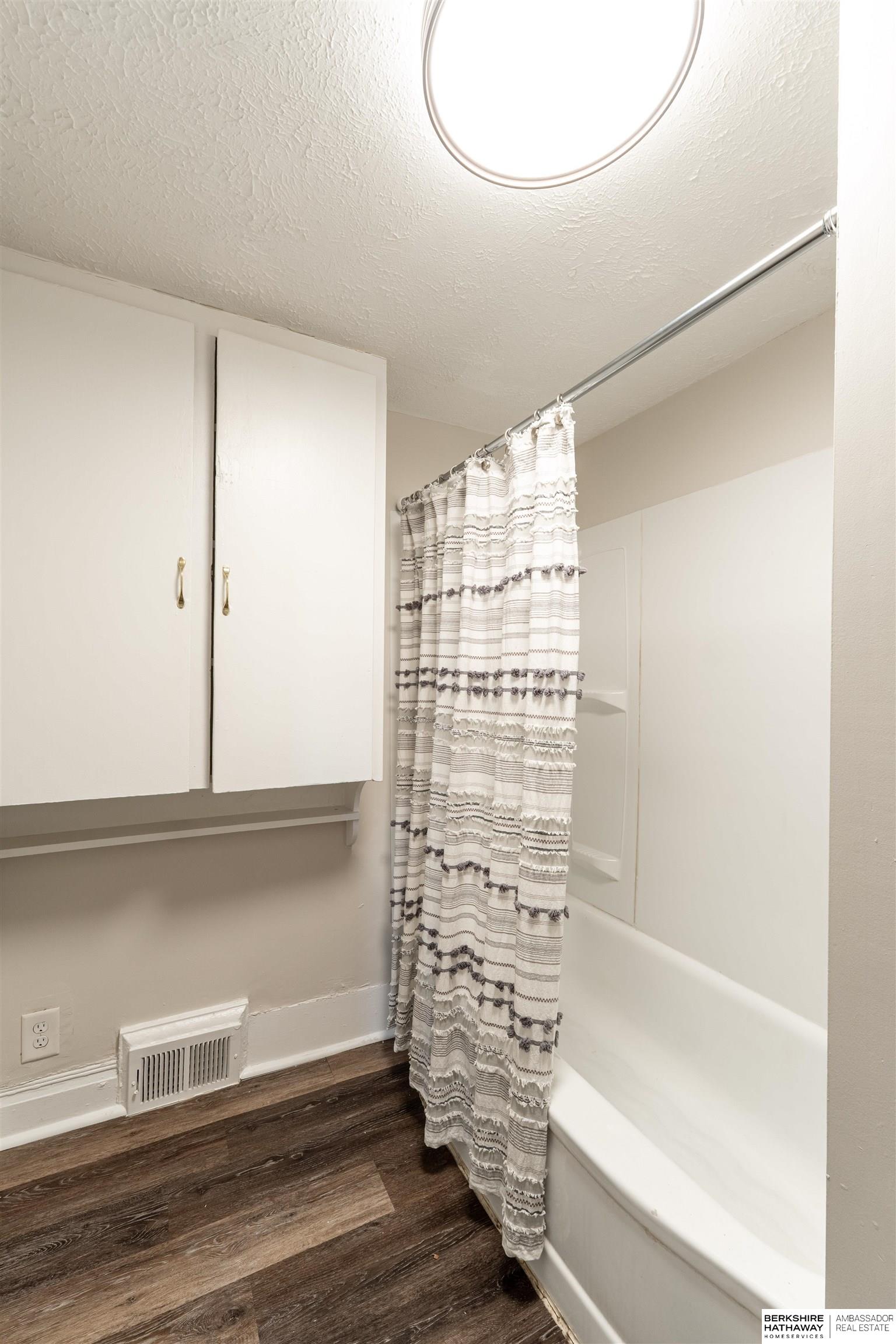 Omaha, Nebraska 68111, United States, 3 Bedrooms Bedrooms, ,2 BathroomsBathrooms,Residential,Pending,145240