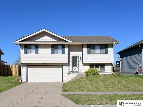 Photo of 2541 Northwest 55th Street, Lincoln, NE 68524 (MLS # 22610231)