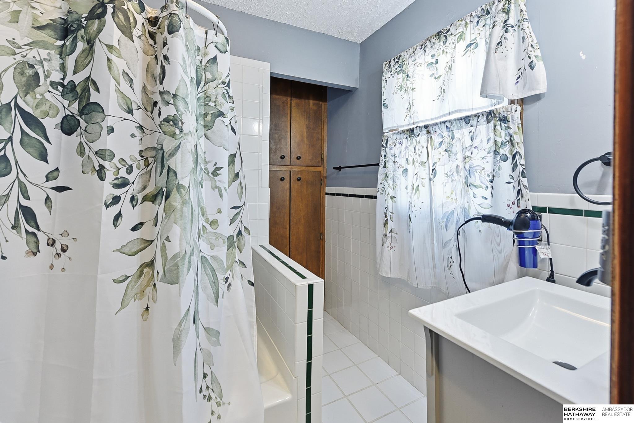 Fremont, Nebraska 68025, United States, 4 Bedrooms Bedrooms, ,2 BathroomsBathrooms,Residential,Active,252057