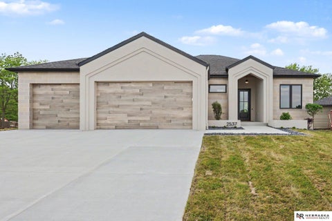 Photo of 2537 S 102nd Street, Lincoln, NE 68520 (MLS # 22616248)