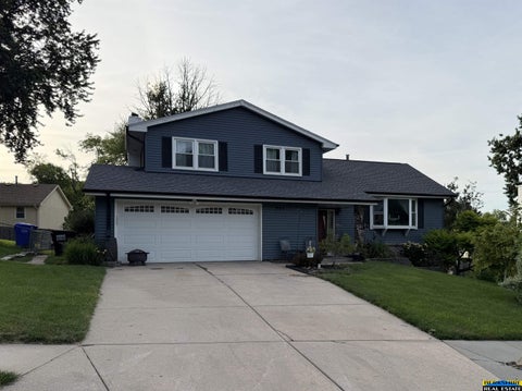 Photo of 904 W Perry Street, Papillion, NE 68046 (MLS # 22617477)