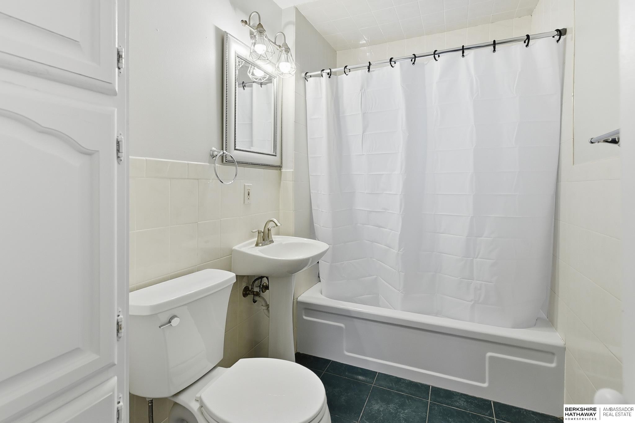 Omaha, Nebraska 68107, United States, 2 Bedrooms Bedrooms, ,2 BathroomsBathrooms,Residential,Active,240014