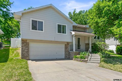 Photo of 3072 S 35th Avenue, Omaha, NE 68105 (MLS # 22613323)
