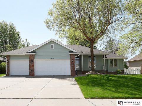 Photo of 20911 Hampton Circle, Gretna, NE 68028 (MLS # 22610908)