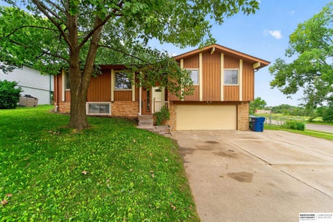 Photo of 2106 Coventry Drive, Bellevue, NE 68123 (MLS # 22627536)
