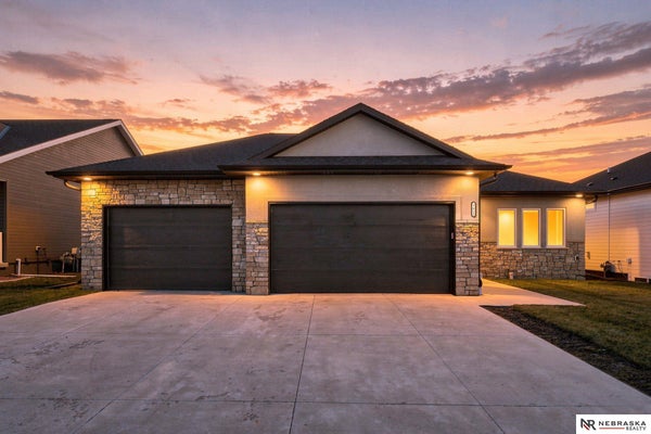 9028 TRADER DR, LINCOLN, NE 68507 - Image 0e2e8f75cb2e5d1afe4e233f4c6fb7a5/3161003821