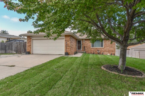 Photo of 5214 English Drive, Lincoln, NE 68516 (MLS # 22627283)