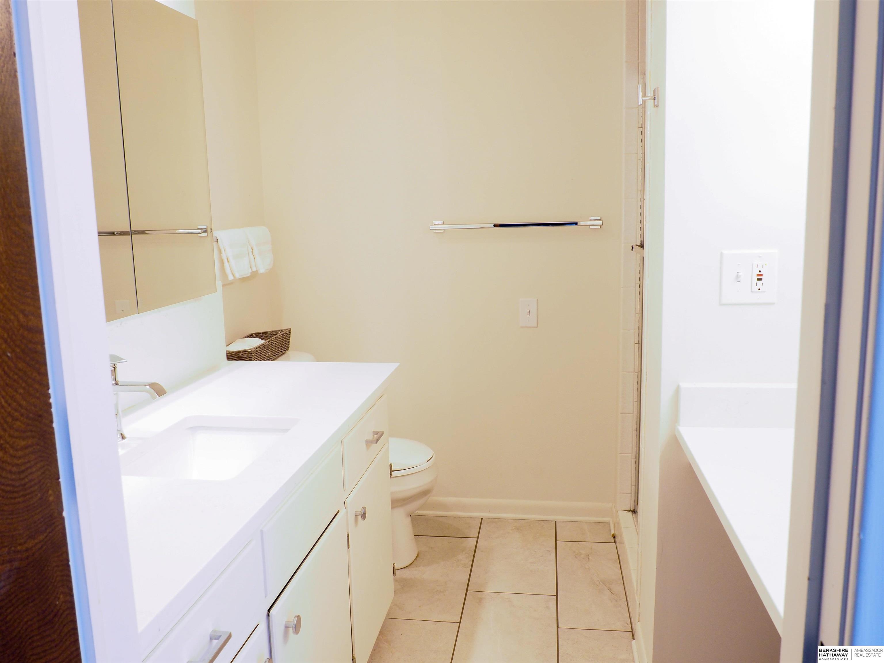 Omaha, Nebraska 68144, United States, 3 Bedrooms Bedrooms, ,2 BathroomsBathrooms,Residential,Active,221336