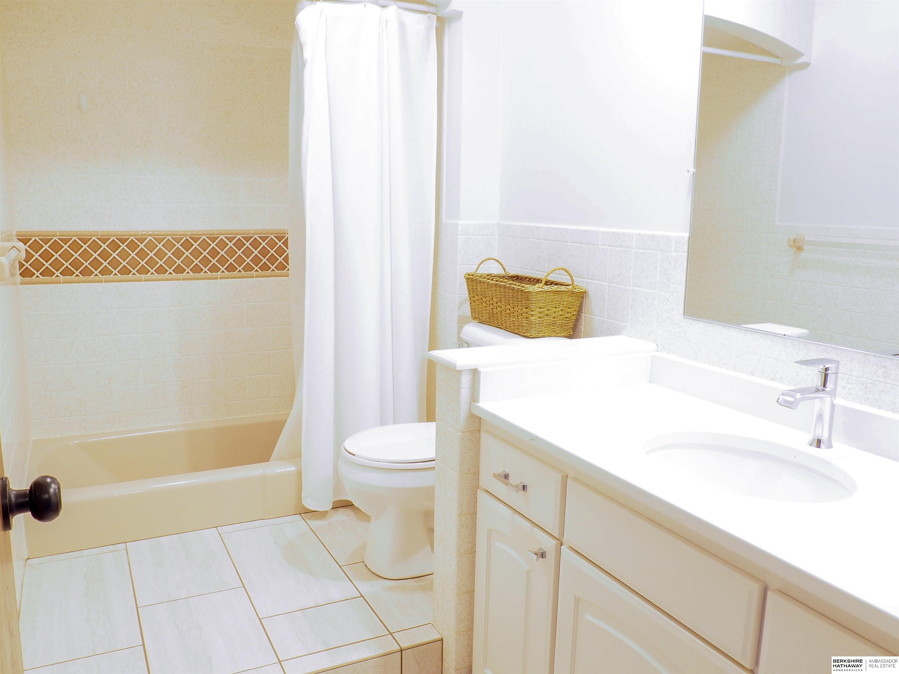 Omaha, Nebraska 68144, United States, 3 Bedrooms Bedrooms, ,2 BathroomsBathrooms,Residential,Active,221336