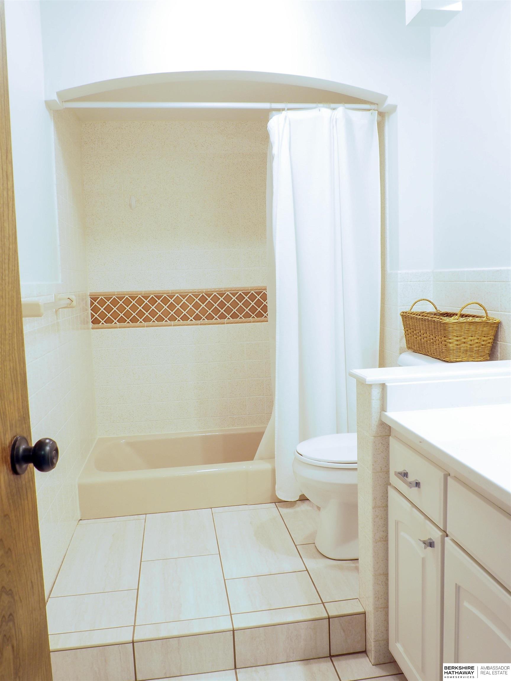 Omaha, Nebraska 68144, United States, 3 Bedrooms Bedrooms, ,2 BathroomsBathrooms,Residential,Active,221336