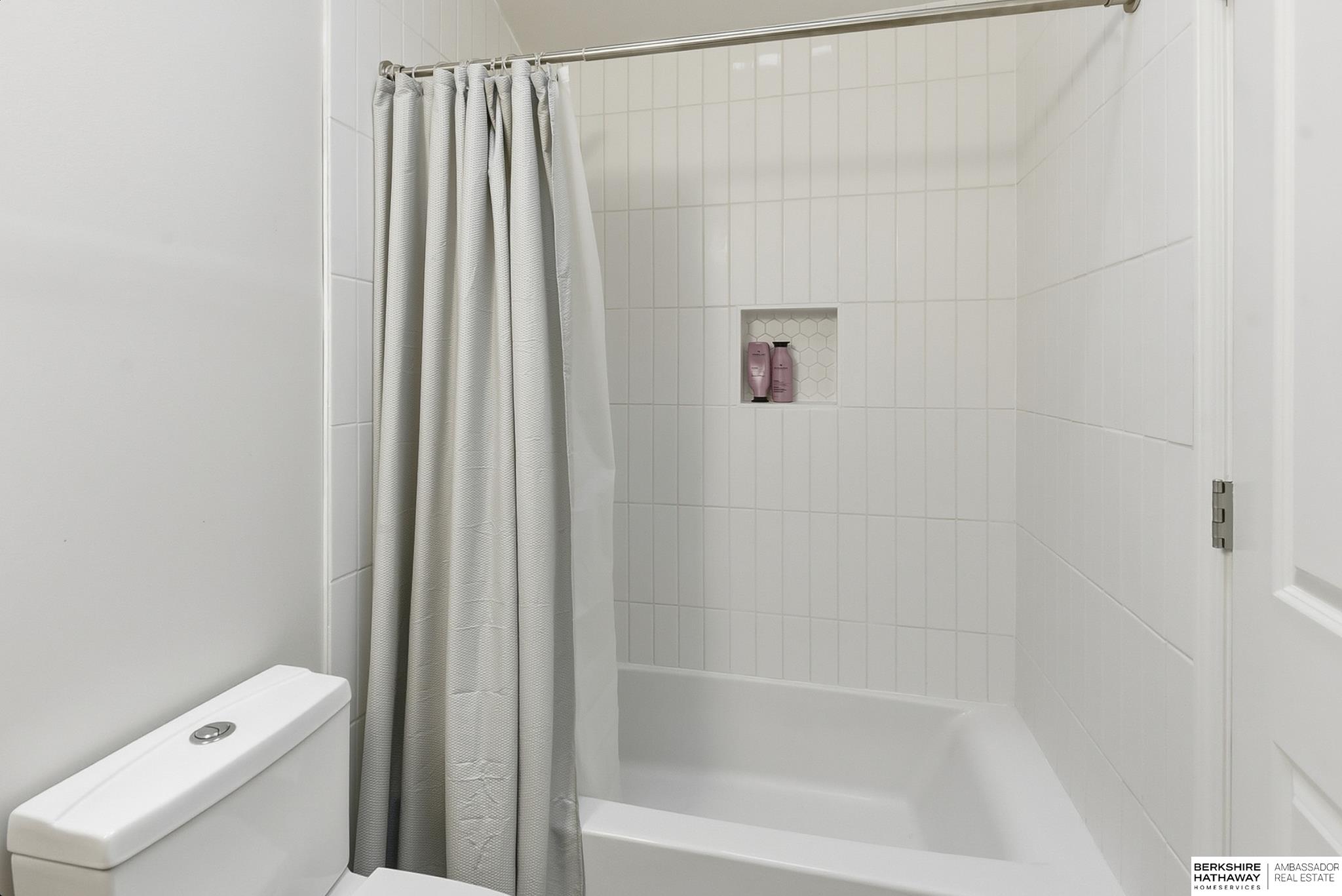 Omaha, Nebraska 68135, United States, 3 Bedrooms Bedrooms, ,2 BathroomsBathrooms,Residential,Active,246410